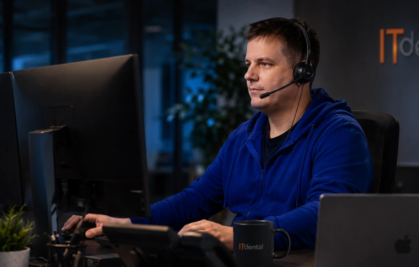IT-Support-Mitarbeiter betreut digitale Infrastruktur für Zahnarztpraxis am Arbeitsplatz